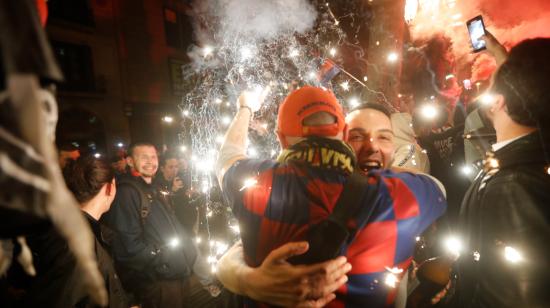 Hinchas del FC Barcelona festejan el campeonato de su club en la Fuente de Canaletas, el 14 de mayo de 2023.