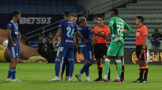 Los jugadores de Liga y Emelec discuten con el árbitro central durante el partido por la Fecha 10 de la LigaPro, el 14 de mayo de 2023.