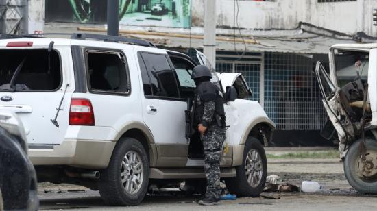 Miembros de la Policía en el lugar del atentado que sufrió el alcalde de Durán, Luis Chonillo, el 15 de mayo de 2023. 