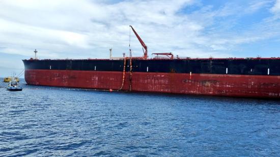 Carga de crudo Oriente en el buque VLCC, en el terminal marítimo de OCP en Esmeraldas. Foto de junio de 2021. 