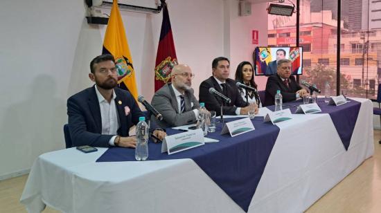 El perito Roberto Meza (centro) y los integrantes del Comité creada por el Gobierno para investigar el caso Gabela.