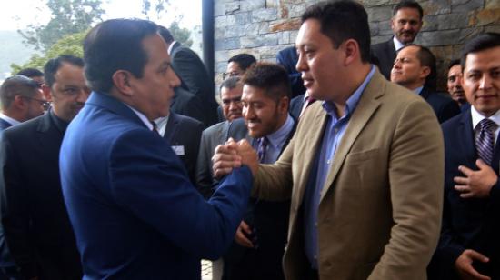 Cristian Zamora, alcalde de Cuenca, saluda con Carlos Orellanza, exconcejal del correísmo, quien ahora ocupa un cargo en la Alcaldía. 