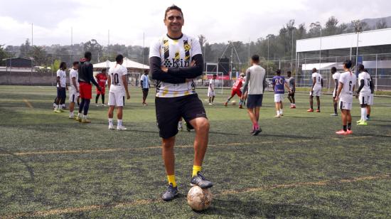 Martín Mandra se prepara para dirigir una práctica con Atlético Kin, en Quito, en abril de 2023.