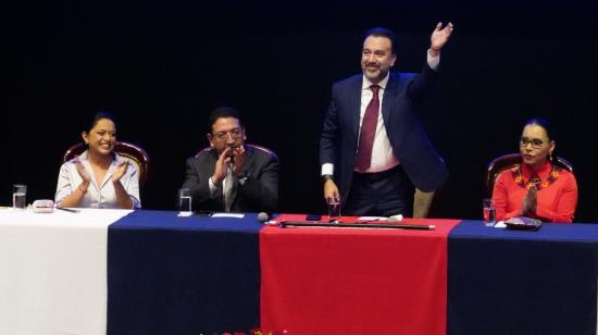 El alcalde de Quito, Pabel Muñoz, saluda al público en el Teatro Sucre.