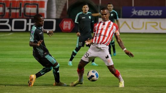 Dennis Quintero, de Técnico, cubre una pelota en el partido ante Cumbayá, en Ambato, el 15 de mayo de 2023.