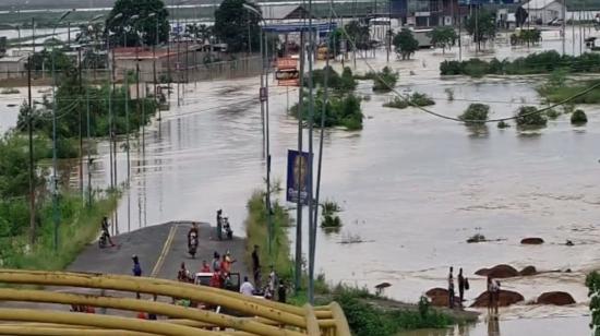 Vista panorámica de la vía Panamericana, cerrada tras el desbordamiento del río Santa Rosa, en El Oro, el 24 de marzo de 2023. 