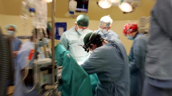 Médicos del hospital de Pauda, en Italia, durante la cirugía de trasplante de corazón, 11 de mayo de 2023. 