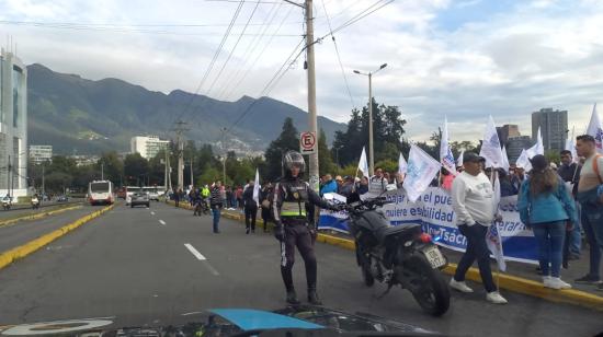 Manifestantes en favor del presidente Guillermo Lasso se concentran en el parque del Arbolito, en Quito, el 16 de mayo de 2023. 