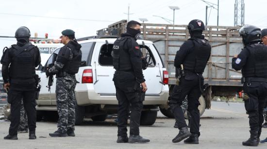 Agentes de la Policía custodian el vehículo en el que fue atacado el alcalde de Durán, Luis Chonillo, la mañana del 15 de mayo de 2023.