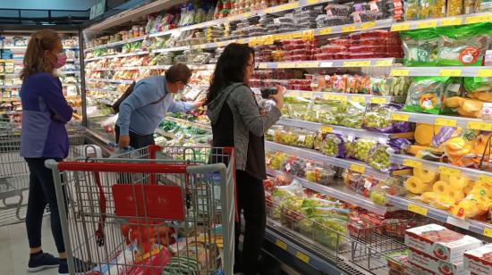 Consumidores realizan compras en una cadena de supermercados, en Quito. 