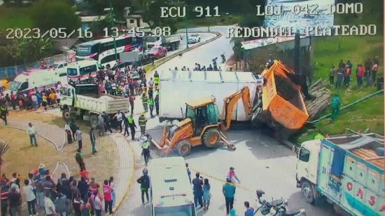 Un choque entre automotores pesados dejó a dos personas atrapadas en la vía Loja-Catamayo, en el redondel El Plateado.