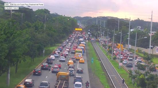 Imagen referencial de congestionamiento en la vía a la Costa, al oeste de Guayaquil, este martes 16 de mayo del 2023. 