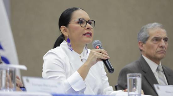 La presidenta de CNE, Diana Atamaint, en rueda de prensa tras el decreto de muerte cruzada, este 17 de mayo de 2023.