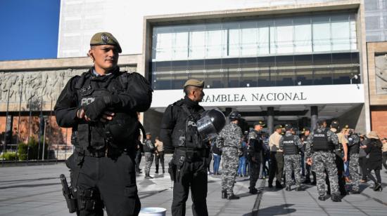 Militares y policías en los exteriores del edificio de la Asamblea Nacional, en Quito, el 17 de mayo de 2023. 