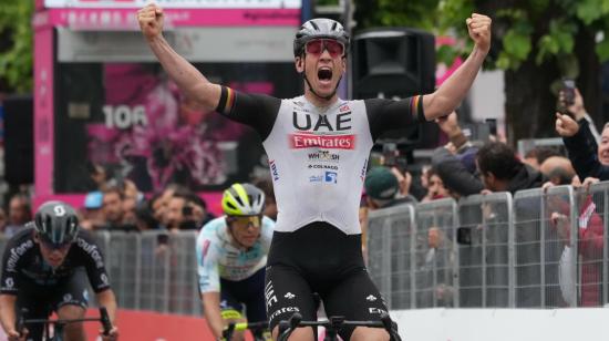 El ciclista Pascal Ackermann, del UAE Emirates, celebra tras ganar la Etapa 11 del Giro de Italia, el 17 de mayo de 2023.