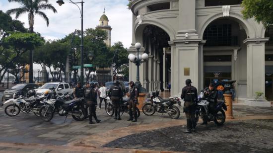 Agentes de la Policía custodian el Palacio Municipal de Guayaquil, el 17 de mayo de 2023.