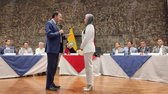 El alcalde Pabel Muñoz saluda con la vicealcaldesa María Fernanda Racines, el 17 de mayo de 2023.