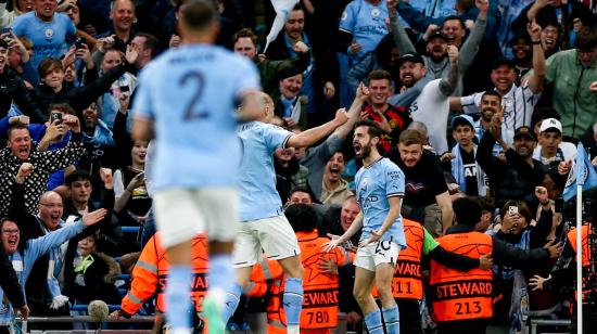 Bernardo Silva, del Manchester City, celebra con sus compañeros después de anotar el gol 2-0 durante las semifinales de la Champions ante el Real Madrid, el 17 de mayo de 2023.