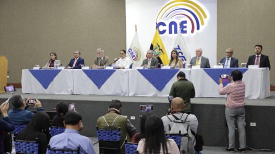 Los integrantes del Consejo Nacional Electoral y del Tribunal Contencioso Electoral durante una rueda de prensa por las nuevas elecciones, el 17 de mayo de 2023. 