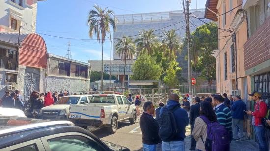 Funcionarios administrativos de la Asamblea en uno de los ingresos al Palacio Legislativo, en Quito, el 18 de mayo de 2023. 