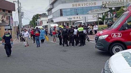 Al menos dos personas murieron y diez resultaron heridas en un ataque armado registrado en una sala de velaciones en Manta, el 18 de mayo de 2023.