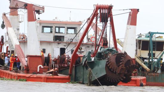 La prefecta de Guayas, Marcela Aguiñaga, y el viceprefecto Carlos Serrano realizaron la inspección de la draga que se utilizará en el proceso de extracción de sedimentos del río Guayas, el 18 de mayo de 2023.