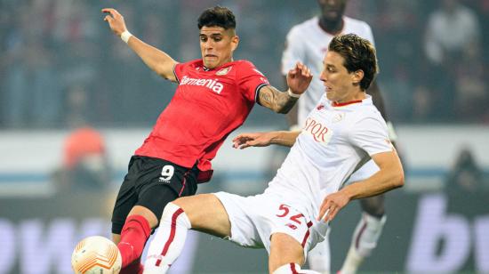 Piero Hincapié (izq), durante el partido del Bayer Leverkusen ante la Roma por la Europa League, el 18 de mayo de 2023.