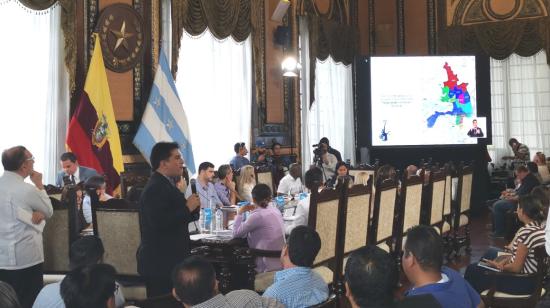 Ante el Concejo cantonal, Luis Alfonso Saltos, director de Urbanismo, presentó una nueva propuesta de ordenamiento territorial para Guayaquil. 