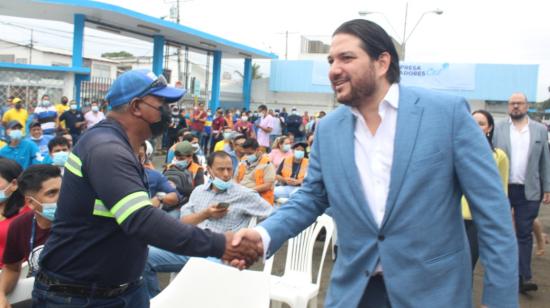 Ralph Suástegui (derecha) en la firma de contrato colectivo de CNT, en agosto de 2022.