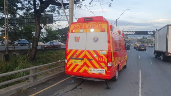 Una ambulancia en el ingreso del puente de la Unidad Nacional, entre Samborondón y Guayaquil, el 19 de mayo de 2023. 