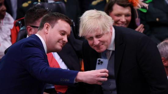 El exprimer ministro británico, Boris Johnson, se toma una 'selfie' en la coronación del rey Carlos III, el 6 de mayo de 2023. 