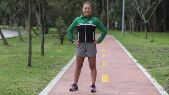 La marchista Glenda Morejón durante un entrenamiento en Cuenca, en abril de 2023. 