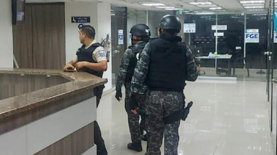 Efectivos policiales revisan el edificio de la Fiscalía en Guayaquil, tras amenaza de bomba, el 19 de mayo de 2023.