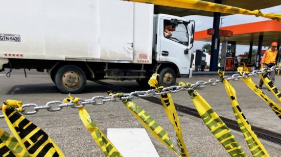 Una gasolinera de la vía a Daule restringe uno de sus accesos hacia Pascuales, en el norte de Guayaquil, a fin de mitigar riesgos de seguridad. 