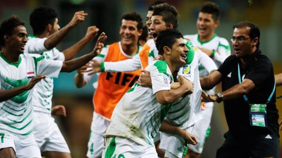 Los futbolistas de la selección Sub 20 de Irak festejan en la cancha. 