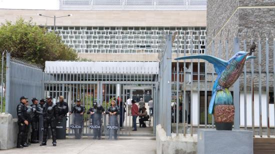 Miembros de la Policía resguardan uno de los ingresos a la Asamblea Nacional este 18 de mayo de 2023, tras el decreto de la muerte cruzada.