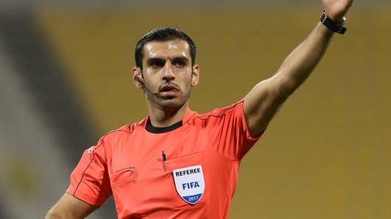 El árbitro qatarí Falahi Salman da indicaciones durante un partido.