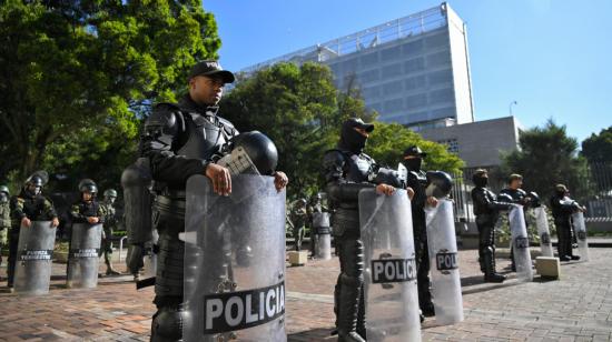 Miembros de la Policía resguardan la Asamblea, tras el decreto de la muerte cruzada, este 17 de mayo de 2023.