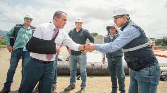 Javier Pincay (izq.), alcalde de Portoviejo, durante su primer día de agenda en el cargo, el 15 de mayo de 2023.