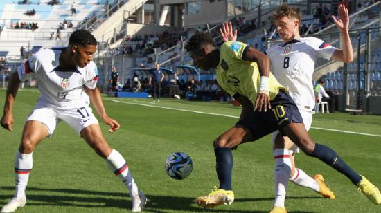 Nilson Angulo, de Ecuador, disputa un balón ante dos jugadores de Estados Unidos, el 20 de mayo de 2023.