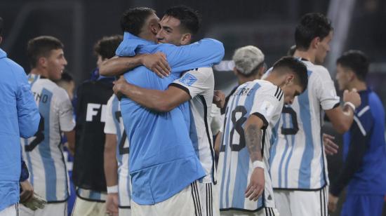 Los jugadores argentinos se abrazan después del triunfo ante Uzbekistán, el 20 de mayo de 2023.