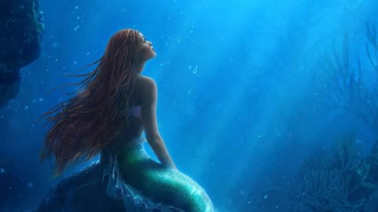 La actriz Halle Bailey interpreta a Ariel en 'La sirenita'.