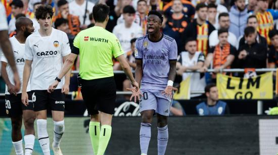 El árbitro de Burgos Bengoetxea habla con el delantero brasileño del Real Madrid Vinícius Júnior durante el partido ante el Valencia CF, el domingo 21 de mayo de 2023.