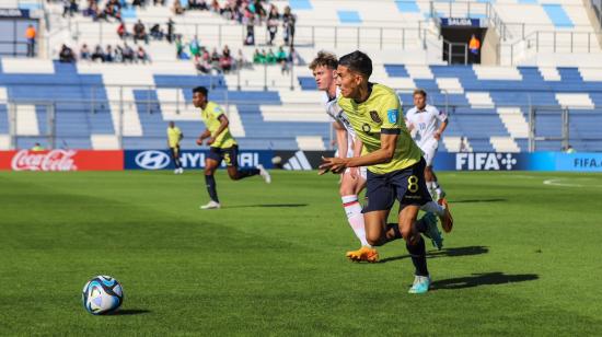 El jugador Sebastián González, de Ecuador, domina un balón ante Estados Unidos en el Mundial Sub 20, el sábado 20 de mayo de 2023.