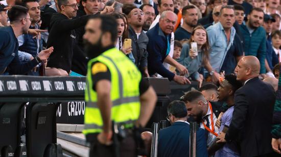 Hinchas del Valencia insultan a Vinicius Jr. durante el partido del Real Madrid, el 21 de mayo de 2023.