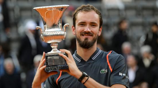 Daniil Medvedev posa con el trofeo tras ganar la final ante Holger Rune en el Abierto de tenis de Italia en Roma, el 21 de mayo de 2023.