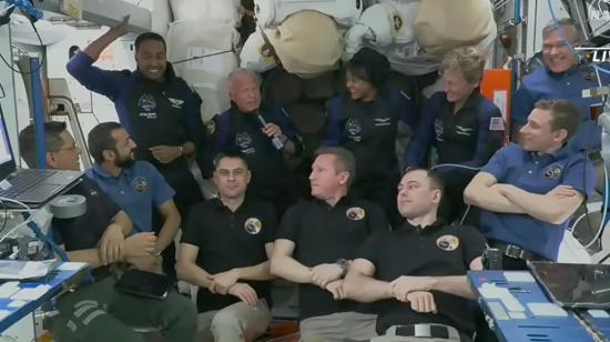 Los cuatro astronautas de la misión privada junto a los miembros de la Estación Espacial Internacional (EEI), el 22 de mayo de 2023. 