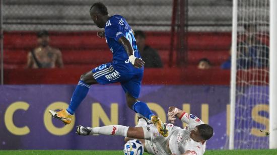 Fernando Tobio (d) de Huracán disputa el balón con Miler Bolaños de Emelec, por Copa Sudamericana el 25 de mayo de 2023.