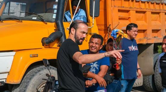 El alcalde de Durán, Luis Chonillo, en un recorrido de labores de limpieza el domingo 14 de mayo de 2023, un día antes de sufrir un atentado en su contra en el que fallecieron tres personas. 