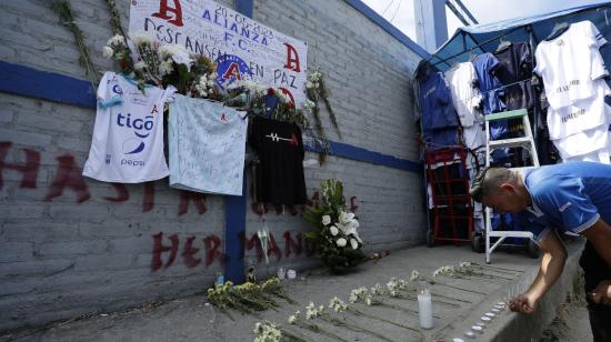 Un hombre rinde homenaje a los fallecidos en el estadio Cuscatlán en la capital de El Salvador, el 22 de mayo de 2023.